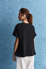 Remera Casentino de manga corta y cuello redondo, de corte amplio y asimétrico con diseño cruzado en el frente.