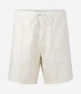 Bermuda de playa para hombre, de corte recto y color verde menta, confeccionada en algodón texturizado con diseño de rayas sutiles. Cuenta con cintura elástica con cordón de ajuste, bolsillos laterales y diseño sin estampas.