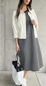 Vestido midi sin mangas a rayas horizontales blancas y negras, con cuello redondo y corte recto.
