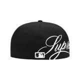 Gorra tipo snapback de color negro con el logo de los New York Yankees bordado en blanco en el frente y el logo de New Era en el lateral.