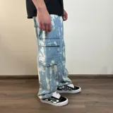 Jean cargo de corte super baggy con efecto de lavado ácido y bolsillos laterales grandes.