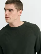 Sweater de punto inglés con escote redondo, manga larga y puños en punto canalé.