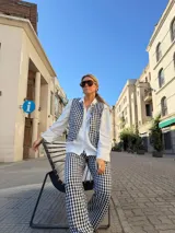 Pantalón de corte recto con estampado de cuadros vichy en blanco y negro, con cintura elástica.