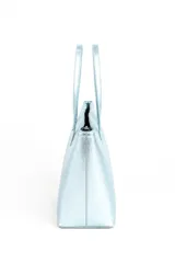Bolso tipo tote color dorado metalizado, con doble asa de hombro y diseño amplio.