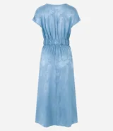 Vestido midi celeste con estampado jacquard, escote en V cruzado, manga corta y cinturón con elástico.