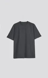 Remera de manga corta, corte crop y calce oversize, color gris oscuro (carbon) con cuello redondo.