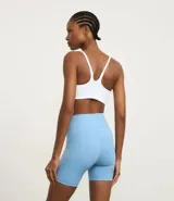 Bermuda ciclista deportiva de tiro alto, color celeste claro, ajustada al cuerpo.