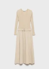 Vestido midi de diseño combinado con cuerpo de punto de canalé en color beige y falda de tablas en el mismo tono. Presenta cuello en pico, manga larga y cinturón desmontable con hebilla metálica.