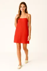 Vestido corto de broderie color rojo, con cuello cuadrado y breteles finos regulables. Confeccionado en algodón, presenta un diseño suelto y fresco con detalles calados característicos del bordado inglés.