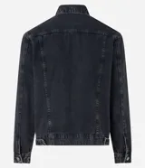 Campera de jean de hombre, color celeste claro con efecto desteñido y desgastado. Presenta cuello, manga larga, cierre frontal con botones blancos y dos bolsillos con solapa y botón en el pecho.