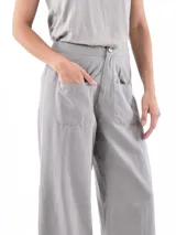 Pantalón de lino color verde grisáceo, de corte recto y tiro alto, con bolsillos delanteros aplicados y cierre frontal con botón.