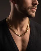 Cadena de eslabones cubanos gruesos de acero con baño dorado, de diseño clásico y acabado brillante.