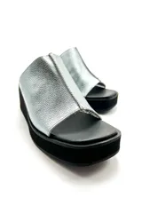 Sandalia de cuero vacuno color azul con plataforma baja de punta cuadrada y una sola faja dividida al medio con detalle de costura.