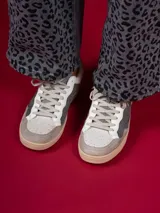 Championes urbanos Champion modelo Compe, color gris con detalles en blanco y suela color caramelo.