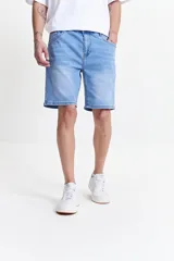 Bermuda de jean celeste, corte recto, con bolsillos delanteros y traseros, y presillas para cinturón.