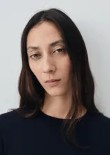 Jersey de punto fino con cuello redondo y manga larga, de diseño recto y corte clásico.