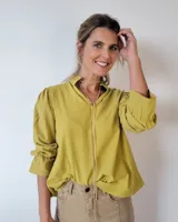 Blusa de algodón con cuello mao y escote en V, de corte holgado y mangas tres cuartos con puños elásticos.