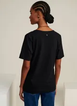 Remera negra de tejido de punto con corte recto, escote en pico, manga corta y acabado pespunteado.