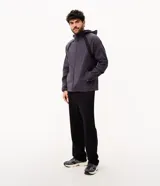 Pantalón deportivo de corte recto para hombre, color negro, con cintura elástica y cordón de ajuste.