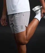 Bermuda deportiva de running color gris, con cintura elástica, ajuste interno y bolsillo trasero con cierre. Confeccionada en tejido técnico de poliéster y elastano.
