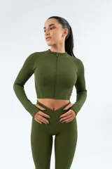 Campera deportiva verde oliva de calce ajustado, con cierre frontal, cuello alto y mangas largas con orificios para los pulgares.