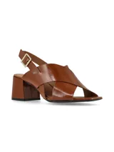 Sandalias de cuero color marrón con acabado brillante, diseño de tiras cruzadas en el empeine, taco cuadrado medio y cierre de hebilla ajustable en el tobillo.
