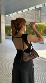 Remera blanca de algodón, de corte ajustado y diseño sin mangas con hombros ligeramente estructurados.