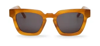 Lentes de sol Mr Boho modelo Logan, con montura cuadrada color caramelo y lentes grises.