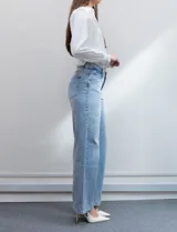 Jean wide leg marca DJEANS de tiro medio, con cierre y botón frontal, bolsillos inclinados delanteros y bolsillos traseros aplicados.
