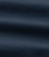 Camisa de manga corta Ripping, confeccionada en tricolina de algodón. Presenta un corte boxy relajado, cuello inglés, cierre frontal con botones y dos bolsillos cargo en el pecho con etiqueta bordada.