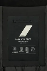 Pantalón deportivo de esquí color negro, confeccionado en tejido técnico impermeable de tres capas con costuras y cremalleras termoselladas. Cuenta con tirantes elásticos regulables, cintura ajustable, bolsillos frontales con cierre, refuerzos en la parte inferior de la pernera y sistema de rescate RECCO integrado.
