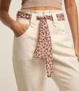 Pantalón mom de jeans color crudo, con trabillas en la cintura y pañuelo estampado animal print.
