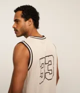 Musculosa deportiva de baloncesto color crema con cuello redondo y ribete en marrón. Estampado frontal con la palabra "Miami" y el número 33 en marrón.