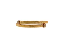 Gargantilla de metal dorado con diseño envolvente y texturizado, con extremos decorados con circonias engarzadas.
