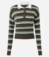 Buzo de punto marrón con rayas horizontales verde menta, cuello polo contrastante en color blanco y cierre frontal parcial con botones. Presenta manga larga y diseño slim fit.