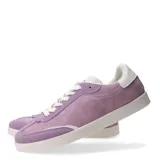 Championes de mujer de estilo casual, color beige claro con detalles en gamuza beige más oscura en la puntera y talón. Presentan un pequeño detalle en color rosado en la parte trasera del talón y suela de goma marrón.