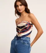 Pañuelo cuadrado de satén de poliéster con estampado de guarnición.