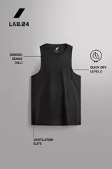 Musculosa deportiva Zara Athleticz de tejido ligero y elástico con paneles laterales de malla transpirable. Presenta cuello redondo, sisas amplias y bajo con aberturas laterales.