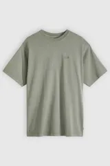 Remera de manga corta Levi's en color verde militar con efecto vintage, cuello redondo y pequeño logo bordado en el pecho.