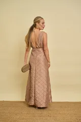 Vestido largo de tafeta color tostado, con escote en V pronunciado, corte estilo reloj de arena y diseño con textura de rombos bordados.