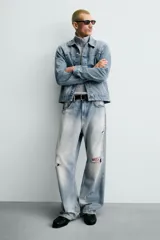 Cazadora de denim de algodón con efecto lavado, corte regular fit, cuello solapa, cierre frontal con botones, mangas largas con puños abotonados y bolsillos laterales de vivo.