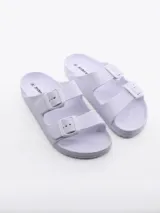 Sandalia tipo 'slide' de una sola tira ancha, color verde menta, con hebilla ajustable de dos pines.