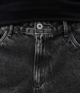 Bermuda de jean azul claro con diseño slim, presenta roturas y efecto desgastado (destroyed) en la parte frontal y terminaciones deshilachadas en el bajo. Cuenta con cierre tradicional de botón y cremallera, trabillas para cinturón y bolsillos laterales y traseros.