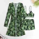 Conjunto de traje de baño de tres piezas con estampado de hojas tropicales en tonos blanco y negro. Incluye un top tipo tankini con cordón ajustable en el centro, un short de tiro alto y una camisa abierta de manga larga tipo salida de baño.