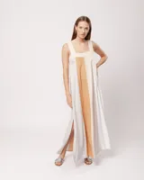 Vestido largo de lino color blanco, gris y amarillo, con breteles anchos, escote recto, elástico en la espalda y tajos laterales.