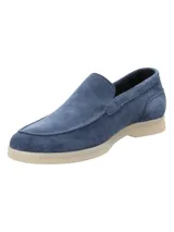 Mocasín de cuero gamuzado color azul para hombre, con suela de goma clara y diseño clásico slip-on.