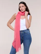 Pashmina de gasa color fucsia, con terminaciones desflecadas en los extremos.