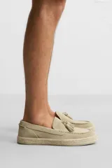 Mocasín casual azul marino de piel serraje con detalle de borlas en el empeine y suela recubierta de yute.