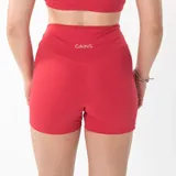 Short deportivo de tiro alto en color negro, con diseño ajustado y logo estampado en la parte posterior de la cintura.