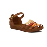 Sandalia de cuero con talón cerrado y pulsera ajustable con hebilla metálica. La capellada presenta un diseño de tiras entrelazadas en tonos tierra, incluyendo marrón, naranja y beige, sobre una base de goma marrón.